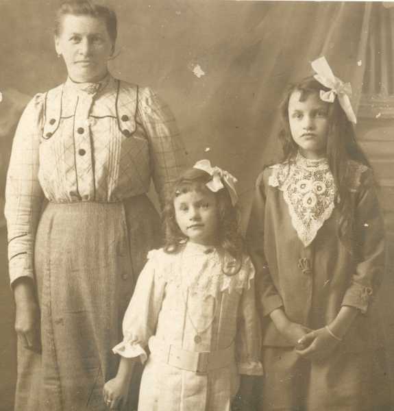 Léontine et ses filles, en 1917